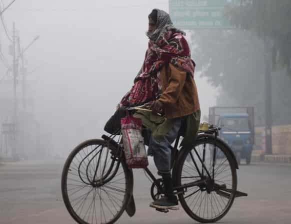 Delhi: Overall AQI persists in 'Very Poor' range, thick fog shrouds India Gate