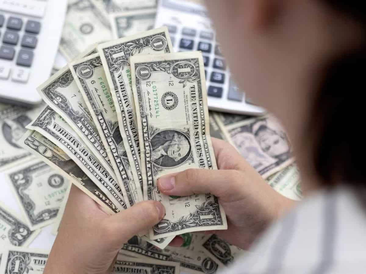 Dollar rises vs yen while stocks gain on rate optimism