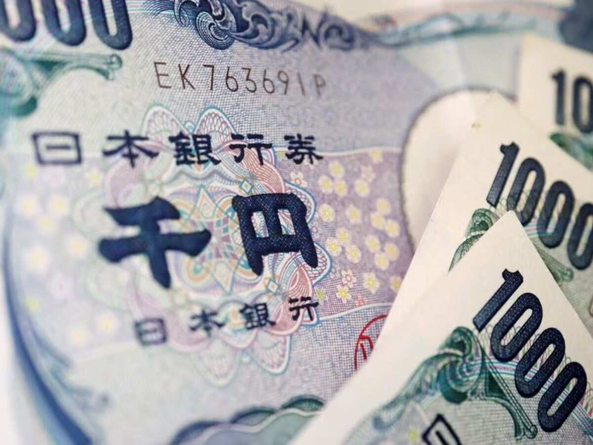 Dollar struggles on rate cut expectations; yen on back foot