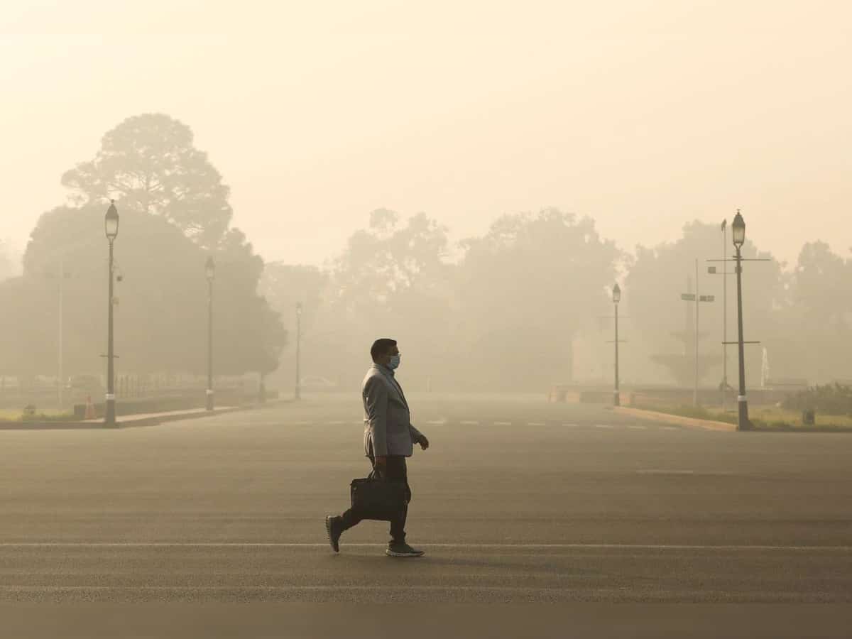 Delhi Weather Update: Dense fog envelopes city, reducing visibility