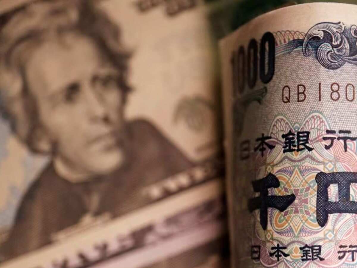 Yen lags while dollar waits on US CPI