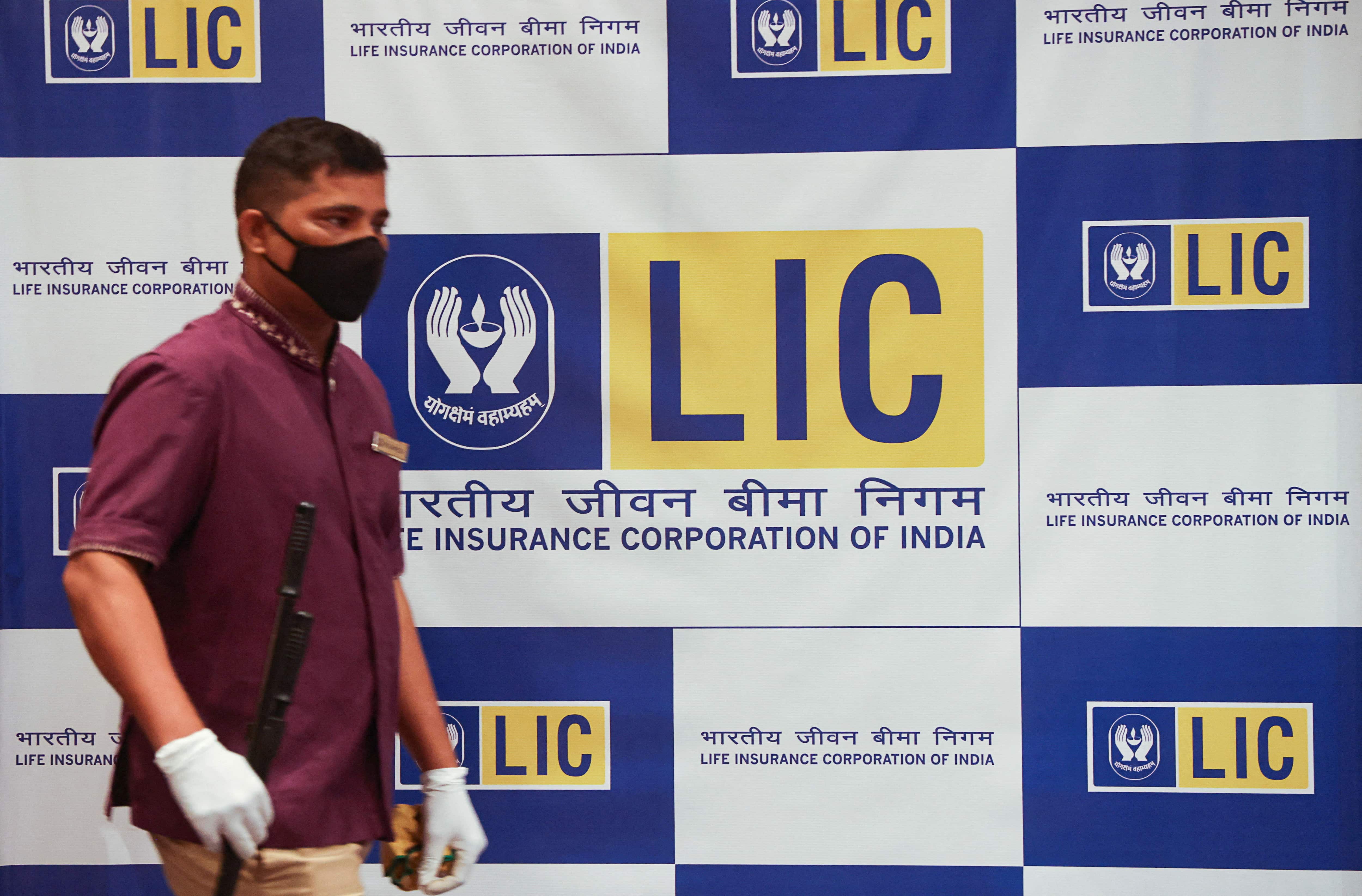 LIC gets income tax refund of Rs 25,464 crore | Zee Business