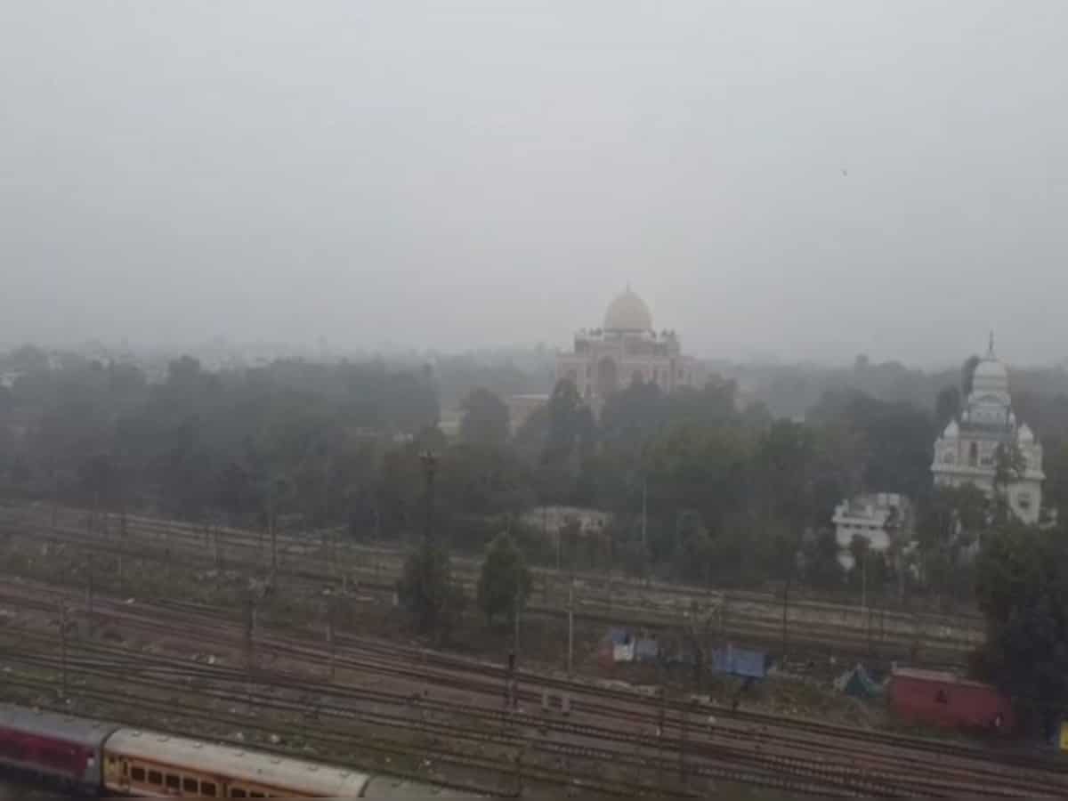 Cold morning in city, fog disrupts movement of trains