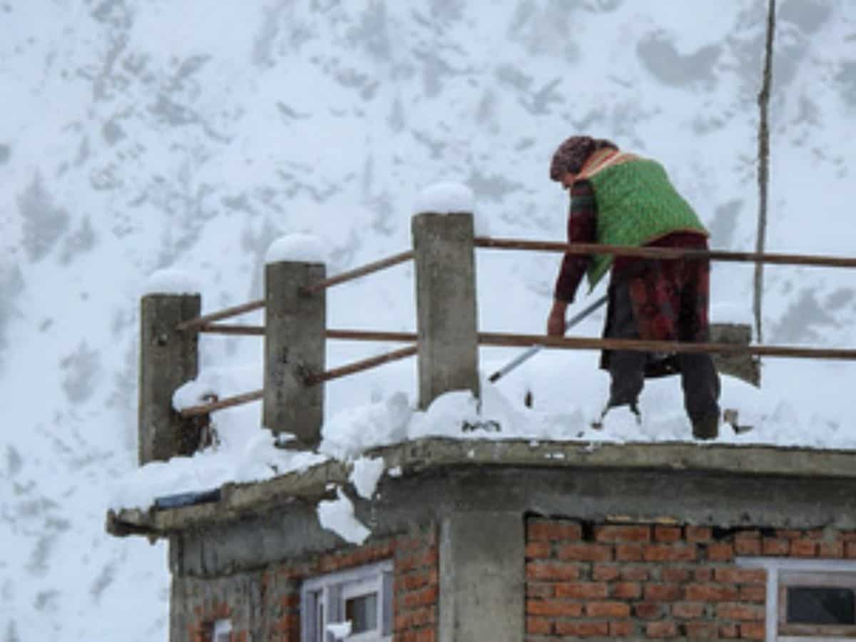 Himachal Weather Update: Snowfall disrupts normal life in tribal areas, 134 roads closed 