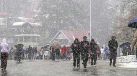 Snowfall disrupts normal life in Himachal, over 500 roads blocked