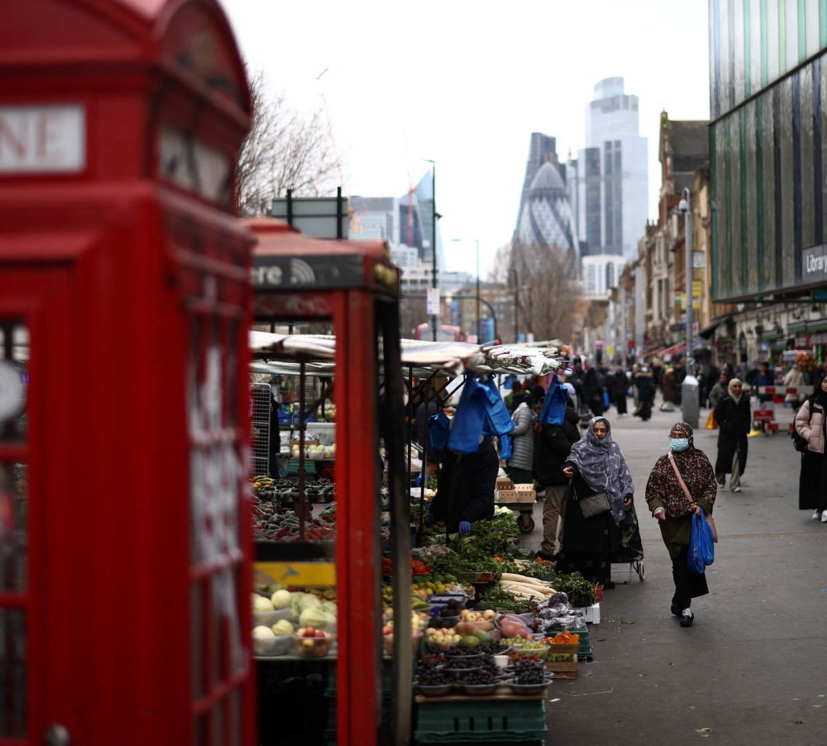 UK economy falls into recession, adding to Sunak's election challenge | Zee Business الانتخابات المبكرة في بريطانيا 2024 طوق النجاة لسوناك