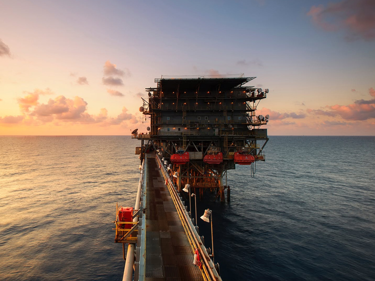 Oil rises; markets weigh Red Sea attacks, US