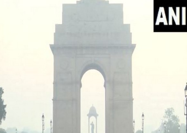 Delhi records 7.6 degrees, AQI 'poor' at several stations