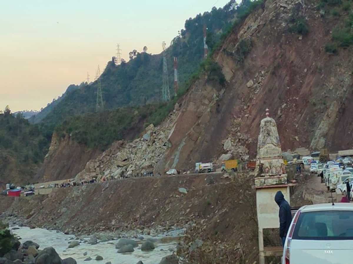 Multiple landslides block Srinagar-Jammu national highway