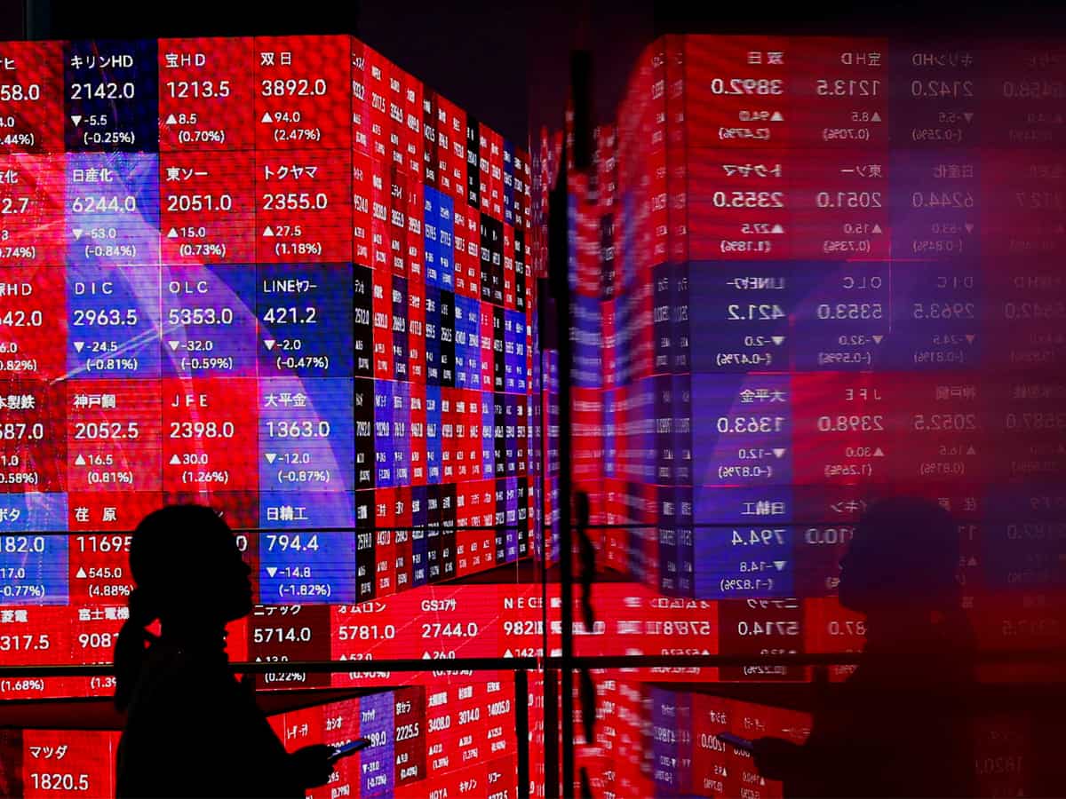 Tech pulls down Asia stocks, dollar gains on inflation data