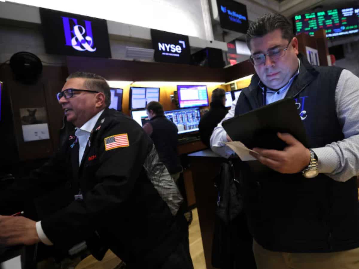 US stock market: Wall Street ends lower ahead of US data; dollar pressured by yen, yuan