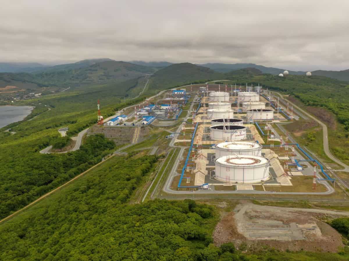 Oil prices advance as investors reassess US inventories data