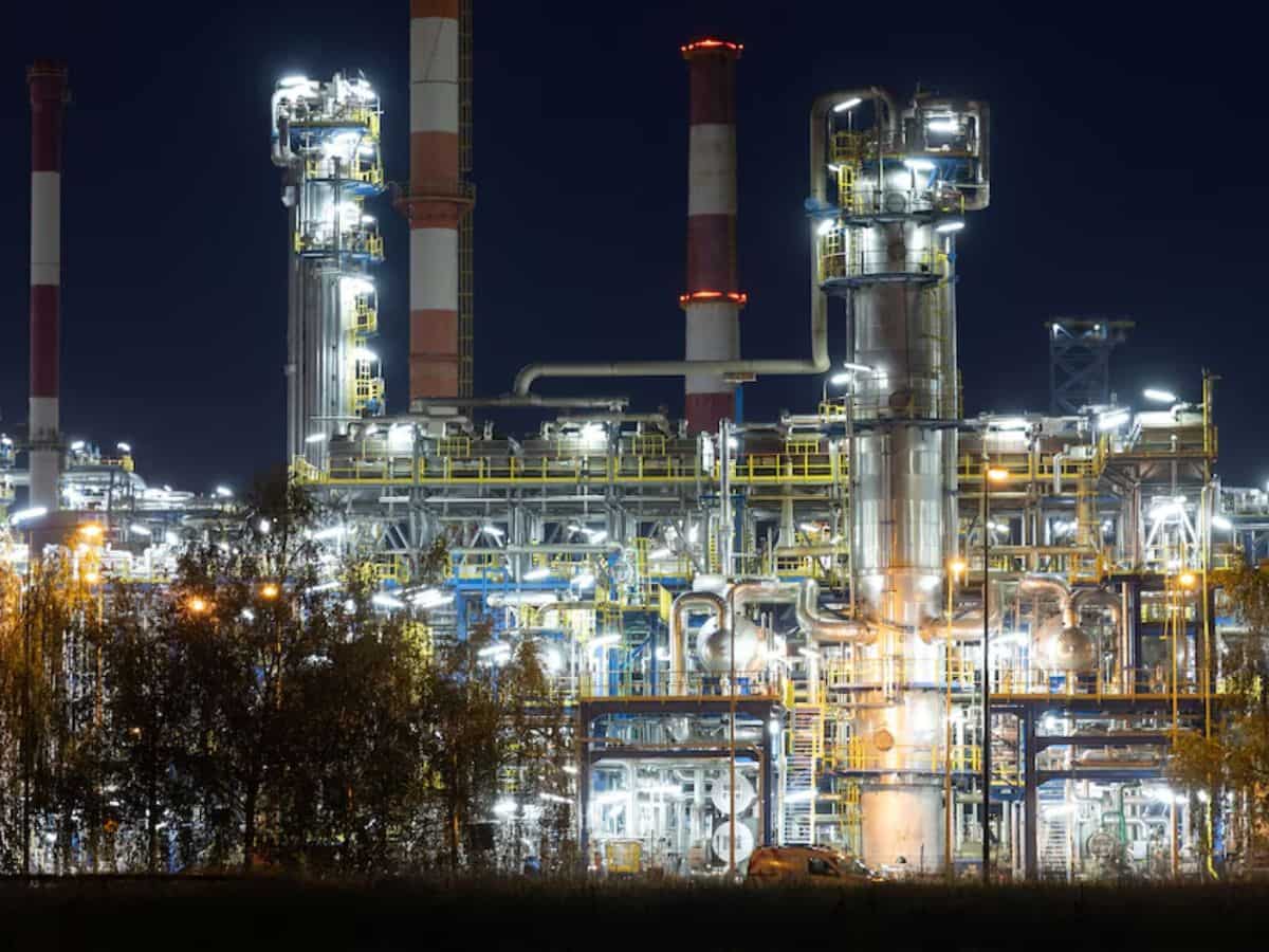 Oil tumbles nearly 2% as Middle East tensions ease