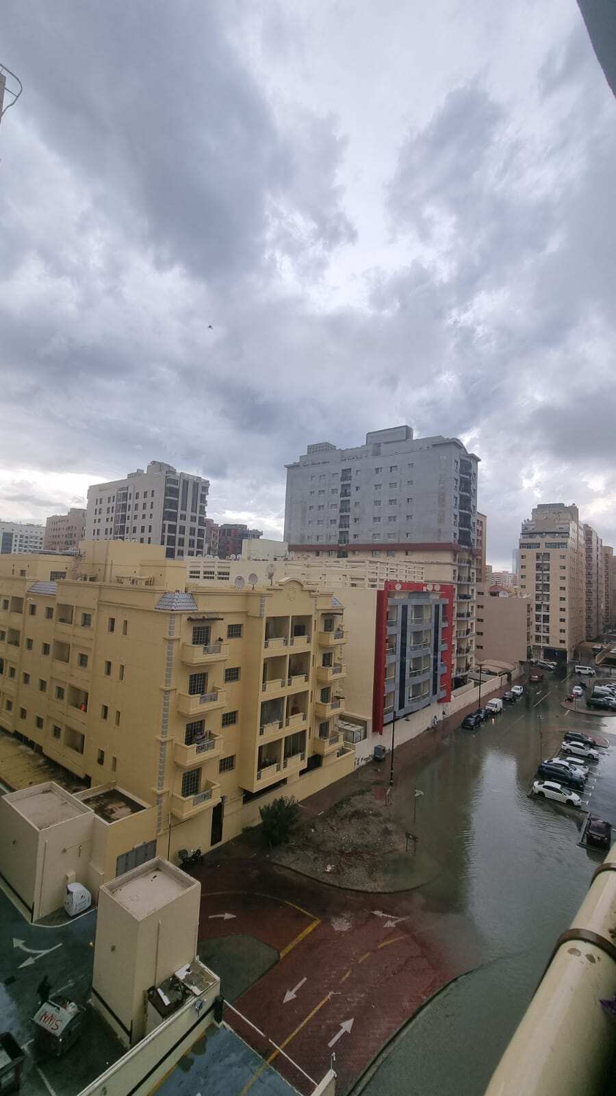 Storm Dumps Heaviest Rain Ever Recorded In Desert Nation Of Uae Flooding Roads And Dubais 2272