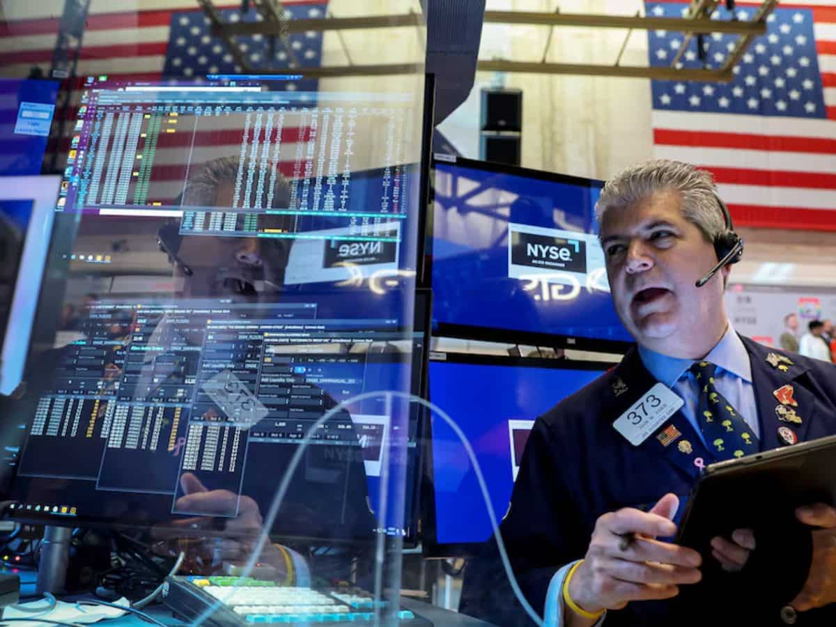 US stock market: Wall Street closes lower; gold climbs amid economic, geopolitical crosswinds