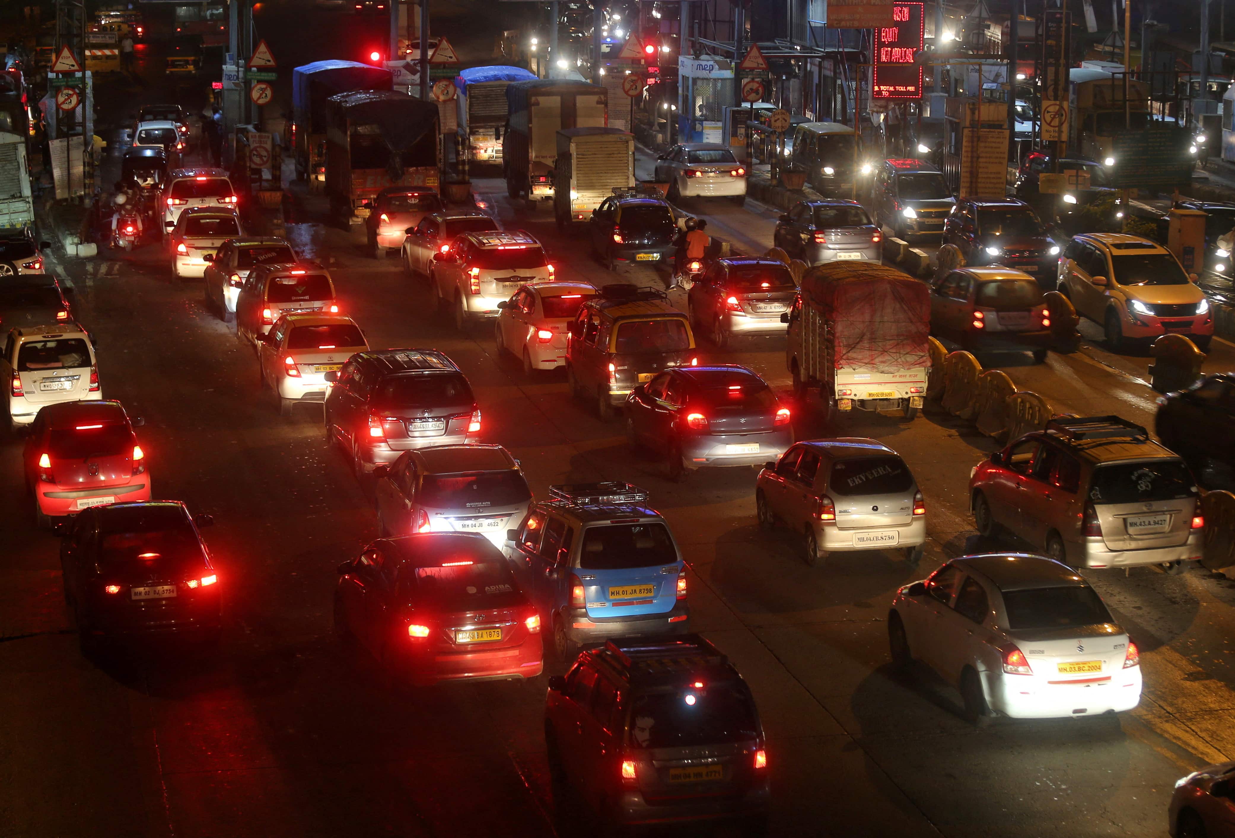 Delhi: Traffic diversions kick in to decongest the Naraina Flyover amid ongoing repair work