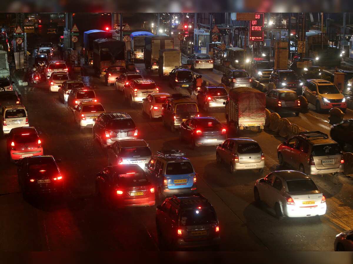 Delhi: Traffic diversions kick in to decongest the Naraina Flyover amid ongoing repair work