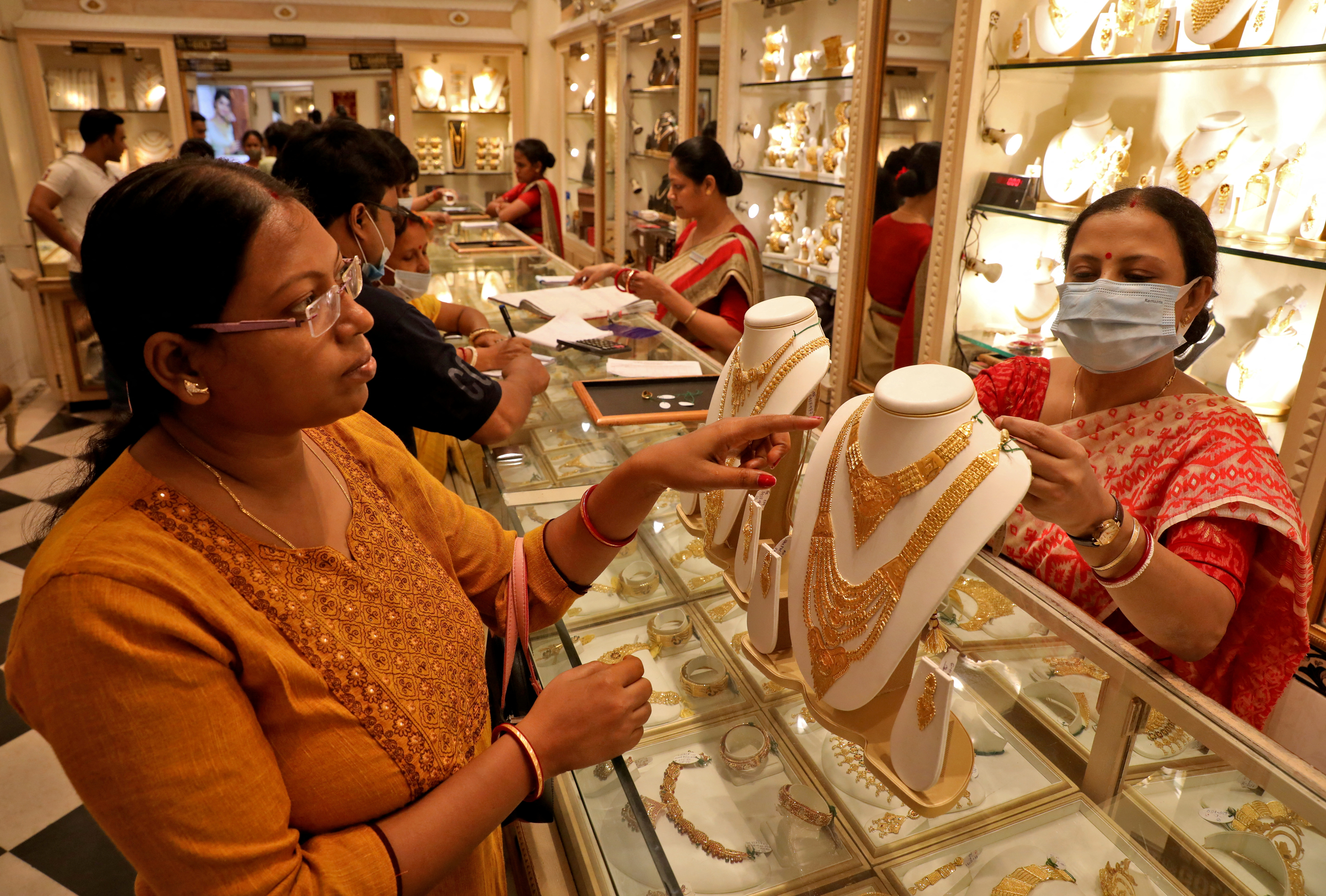 Gold and Silver rate today (May 6, 2024): Precious metals edge higher; yellow metal near Rs 70,900; white metal near Rs 81,800
