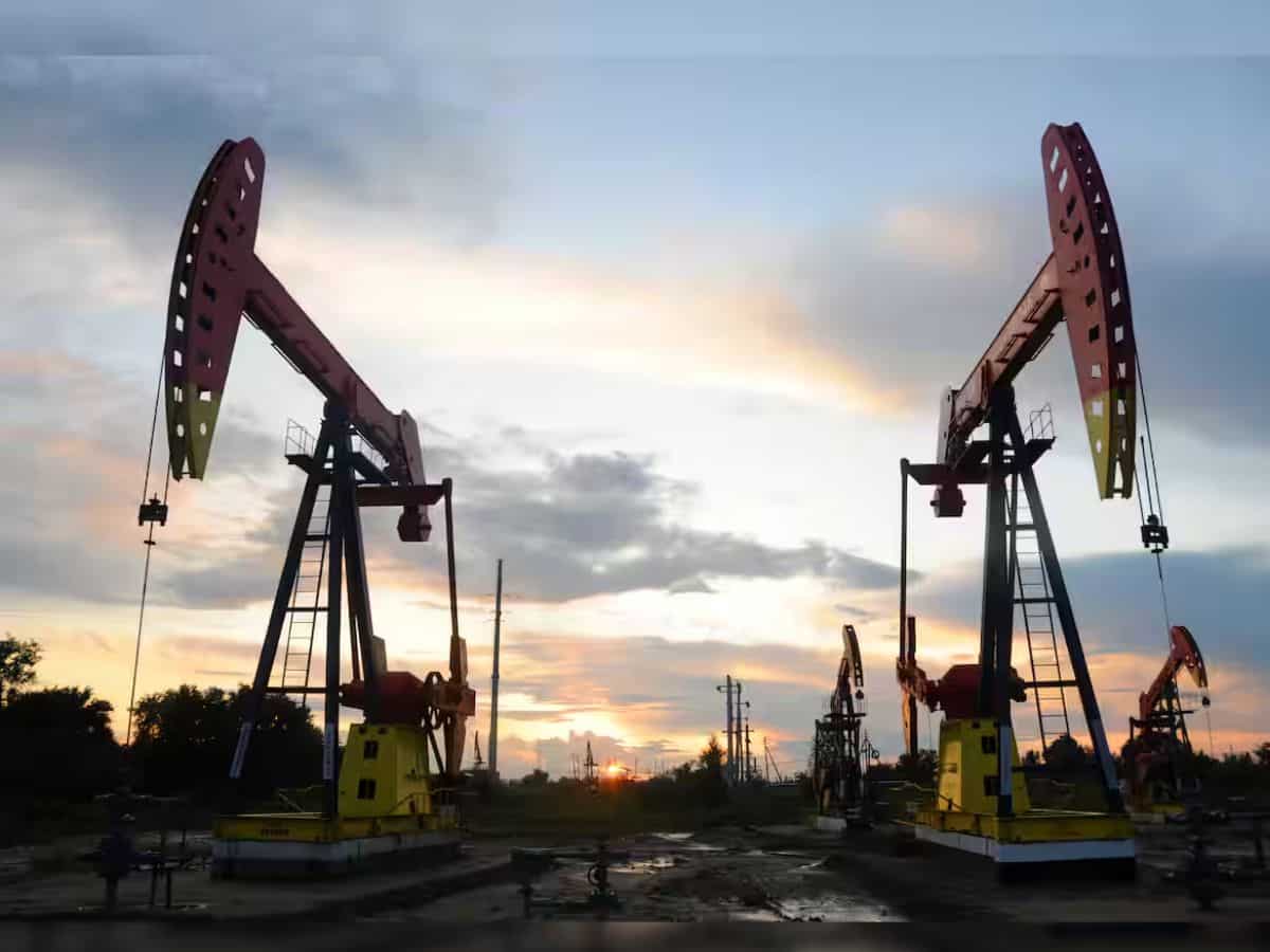 Oil rises on US crude storage draw, Fed rate cut hopes