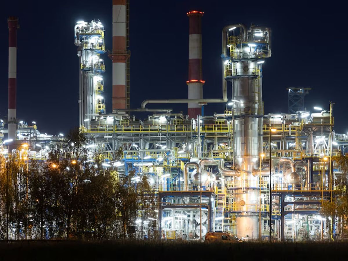 Oil extends decline on signs of weak fuel demand, strong dollar