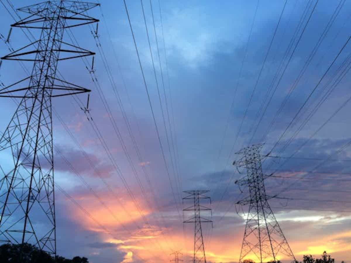 Delhi's peak power demand reaches record high of 8000 MW, amid rising temperatures