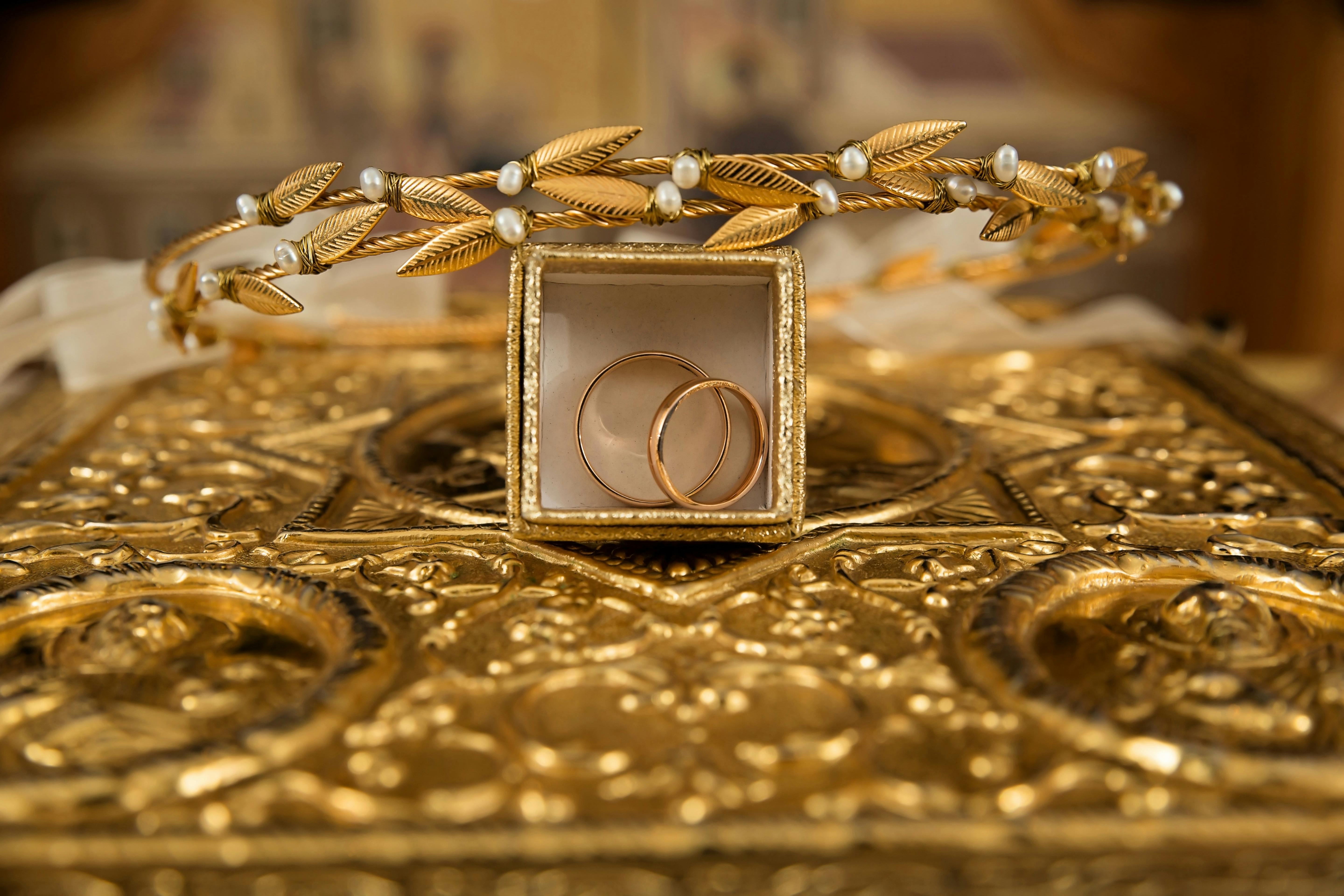 Gold becomes more attractive, futures decline by Rs 2,500 this week; should you buy now or wait? 10 things to know