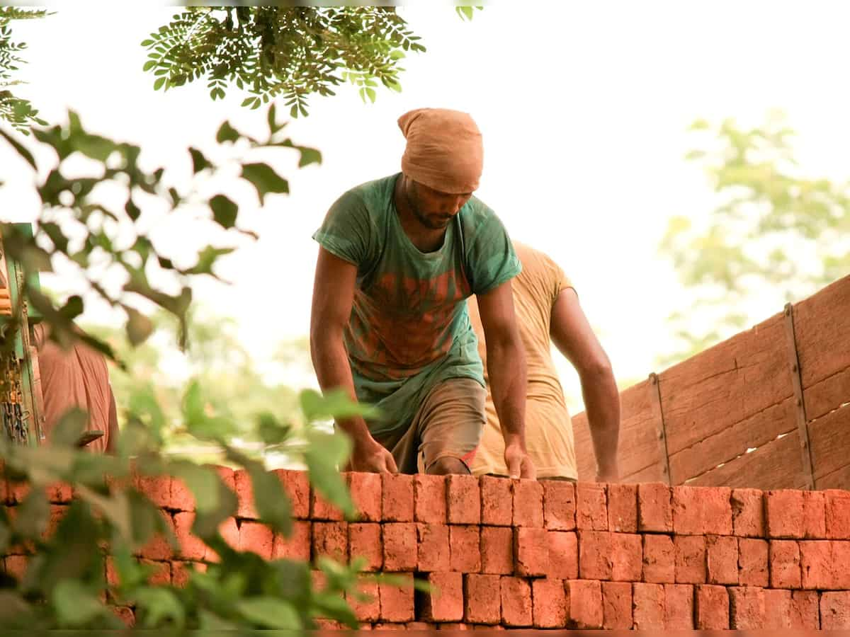 Heatwave in Delhi: LG directs paid break for labourers, water pitchers at bus stands 