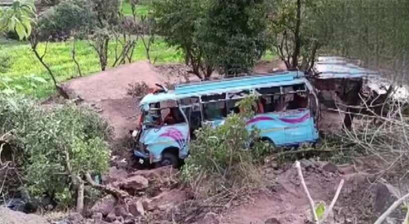 Bus Crashes Into Gorge In India-controlled Kashmir, Killing At Least 21 