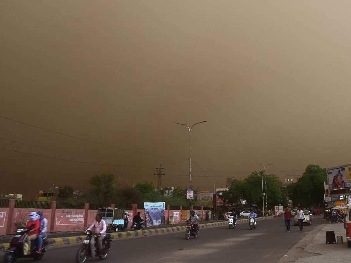 Delhi weather today news: IMD predicts thunderstorm, very light rain - Check Forecast