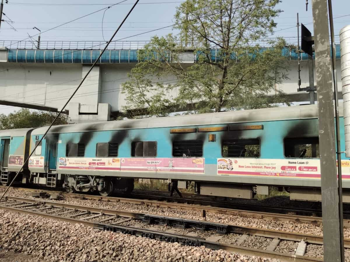 Taj Express fire news: Massive fire breaks out in 4 coaches of Taj Express in Delhi