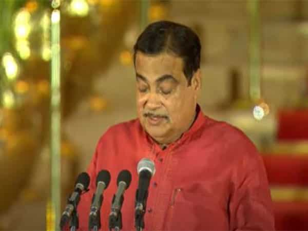 Nitin Gadkari took oath 