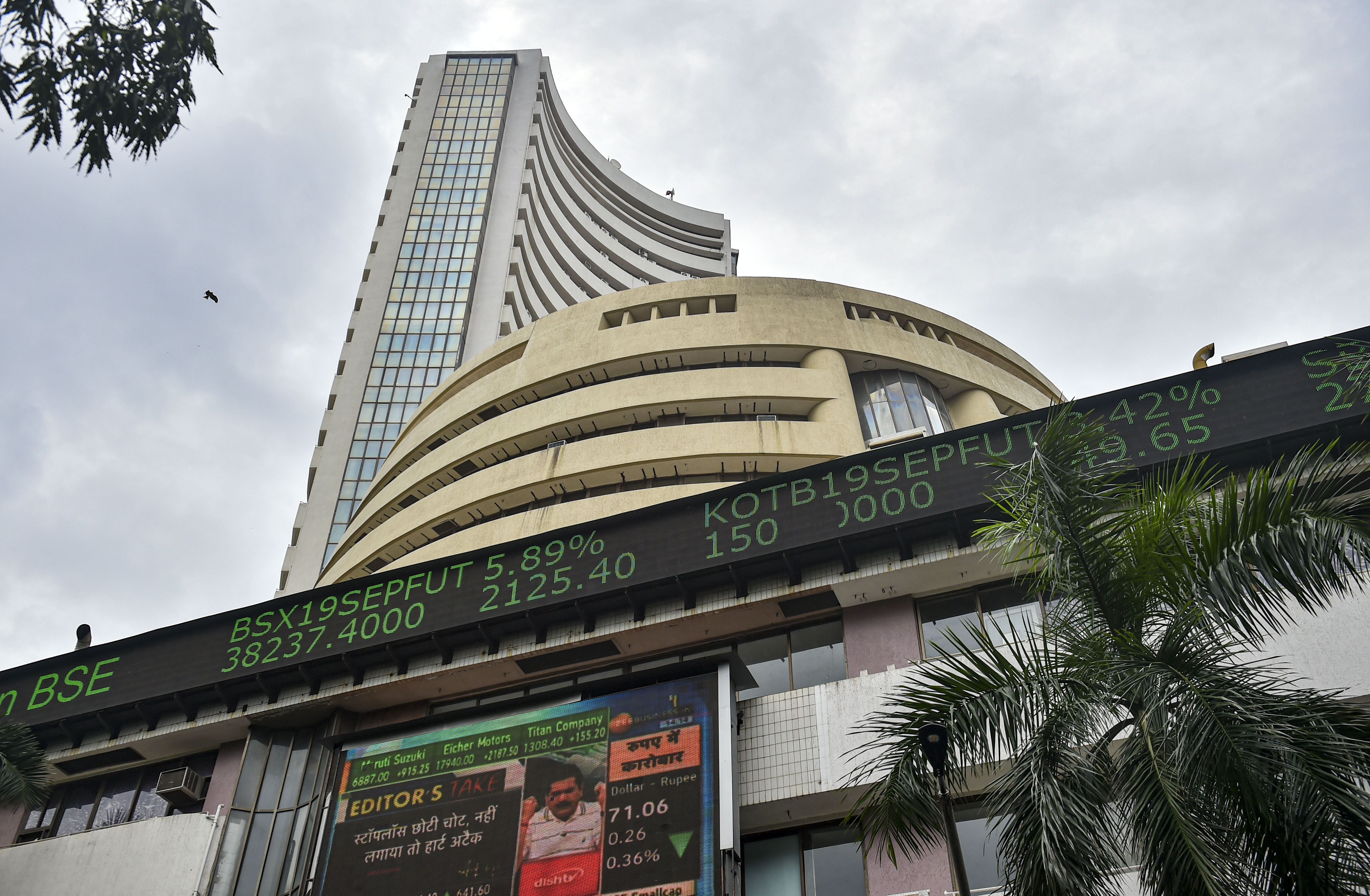 Indian stock market surges by 13.8% in June quarter, outperforming global peers