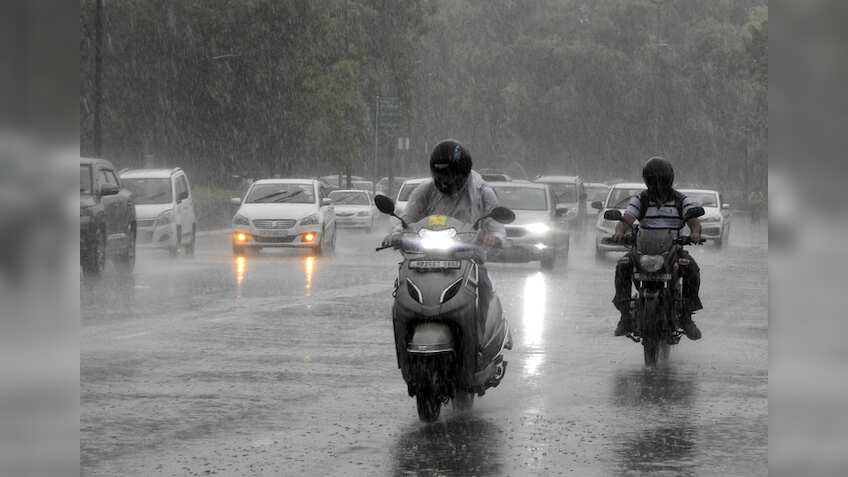 Delhi receives light rains, minimum temperature 29 degrees Celsius