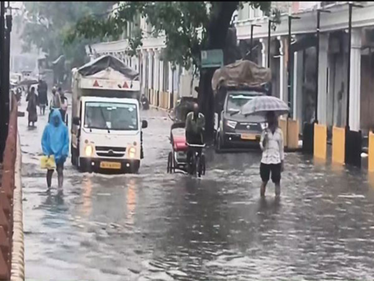 Sudden downpour leaves Delhi waterlogged, rain abates in