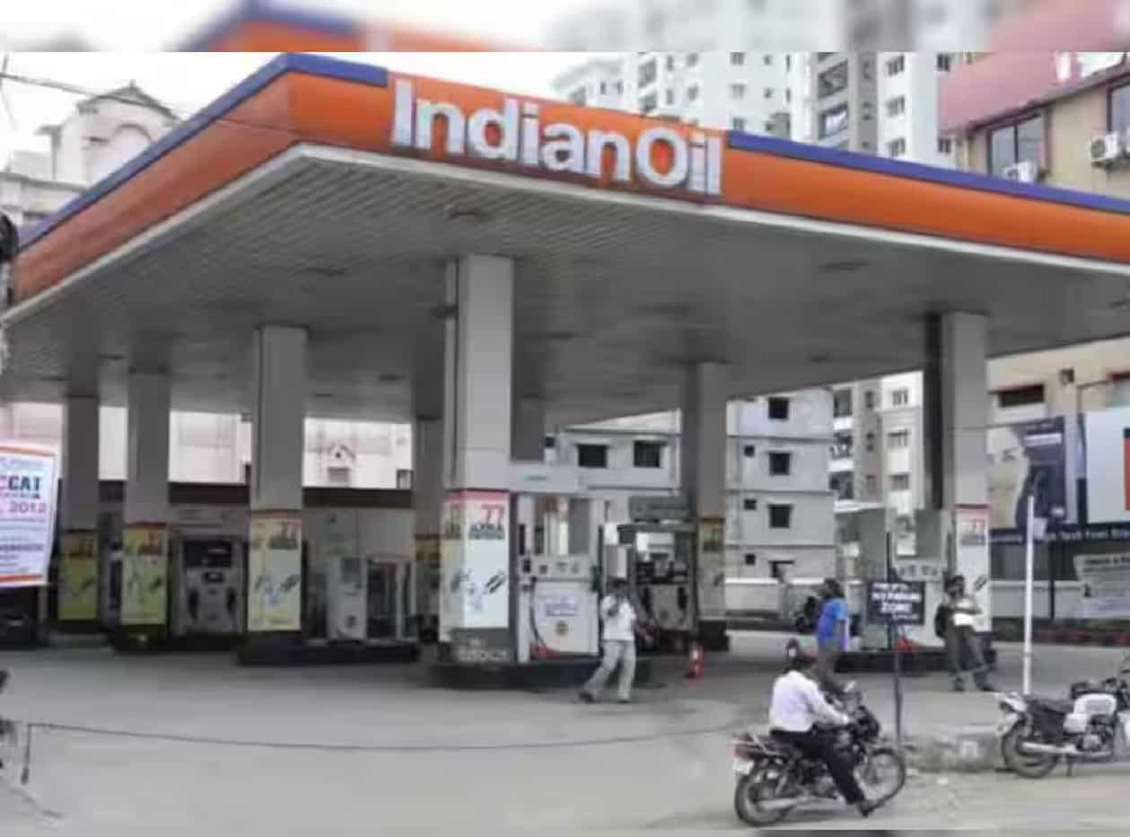 Indian Oil hands over hydrogen fuel bus to Navy for test run