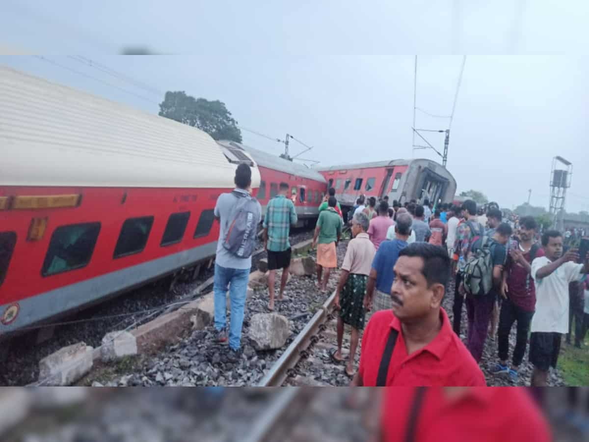 Mumbai-bound 12810 Howrah-CSMT Express derails near Jharkhand's Chakradharpur; 2 dead, 140 injured; Railways announces ex-gratia