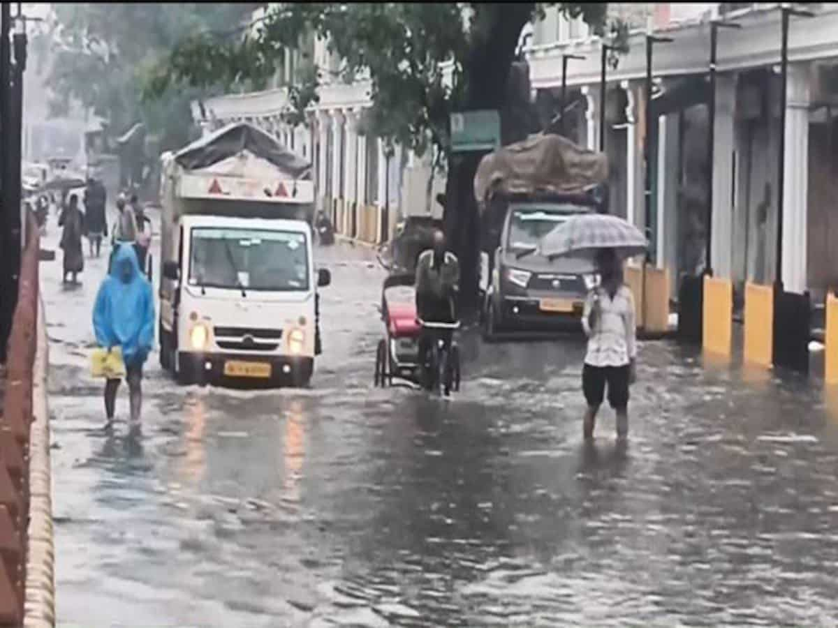 Delhi rain: Waterlogged roads choke traffic 