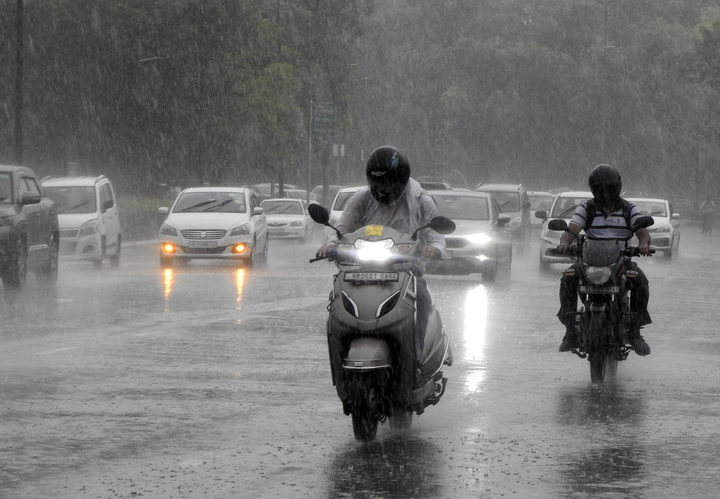 Delhi records minimum temperature of 26 degrees Celsius, light rain likely during day