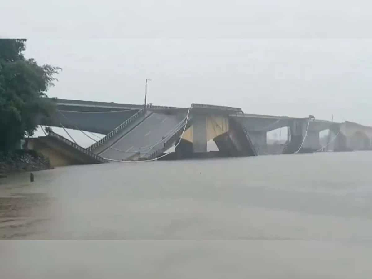 Bridge over Kali river collapses in Karnataka, traffic disrupted