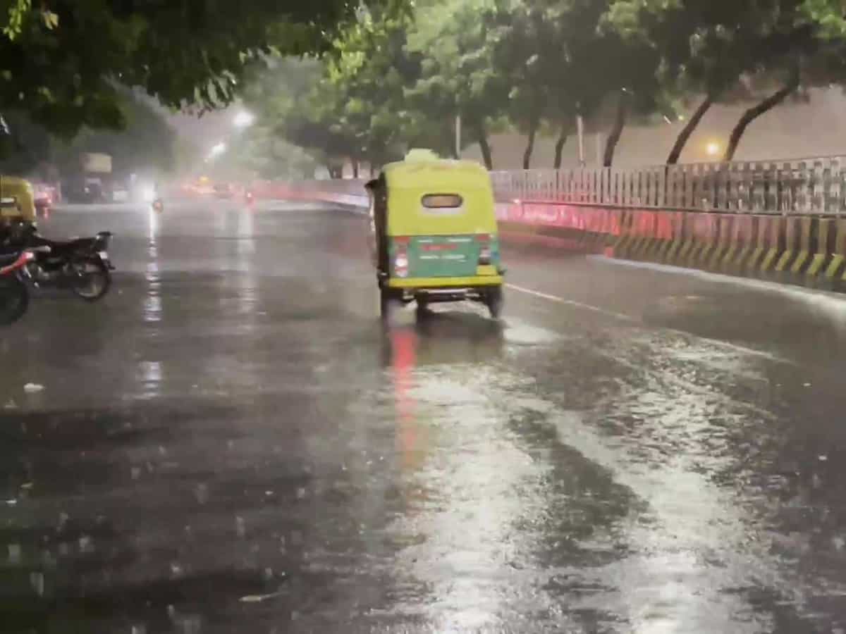 146 roads blocked in Himachal amid heavy rains, Met sounds yellow alert