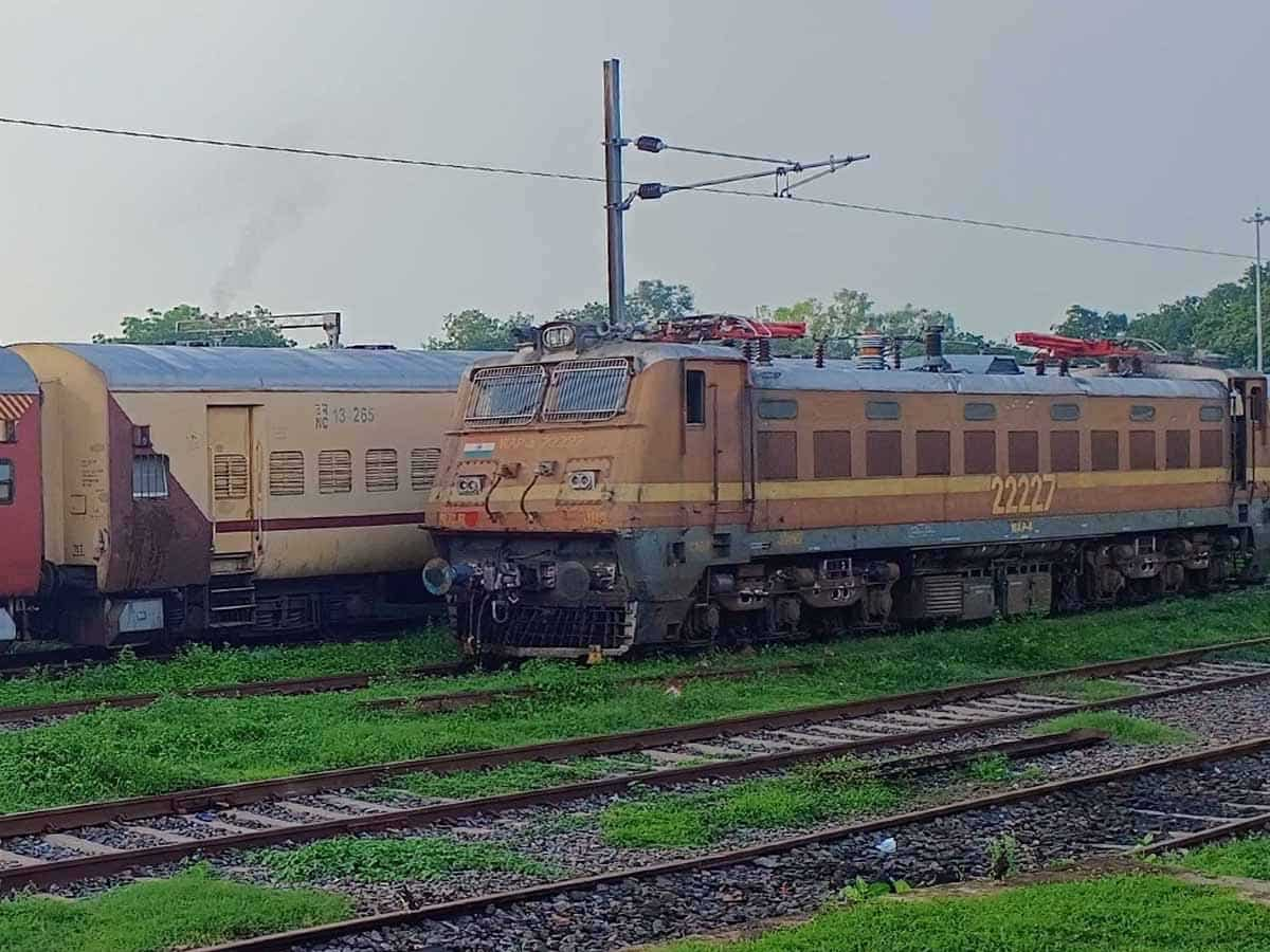 Mumbai: Train services disrupted due to overhead electric line breakdown