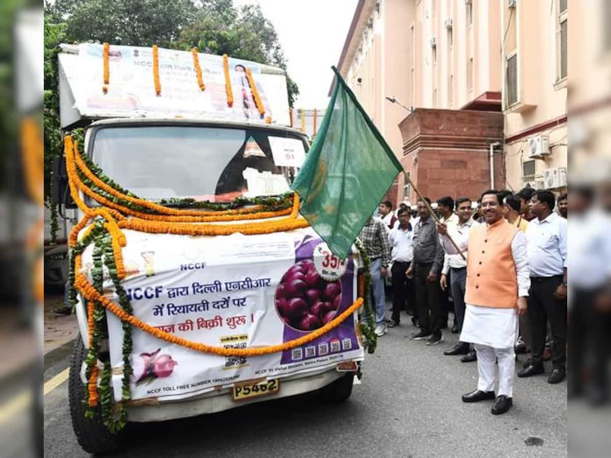 Government flags off mobile vans to sell onion at Rs 35/kg