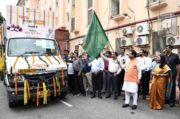 Centre rolls out mobile vans selling onions at Rs 35 per kg in these cities; see list of localities