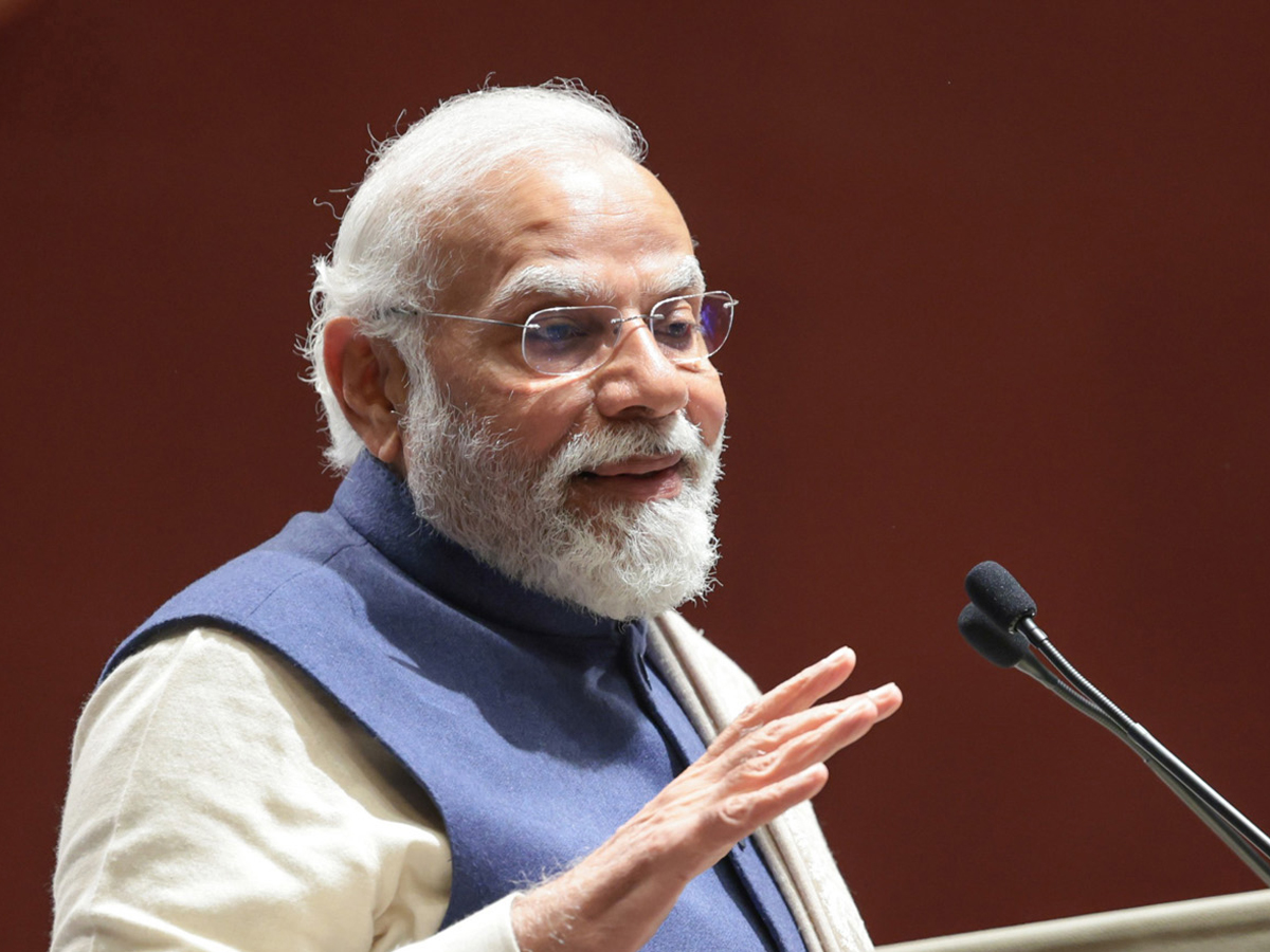 PM Narendra Modi pays tribute to Mahatma Gandhi, Lal Bahadur Shastri on ...