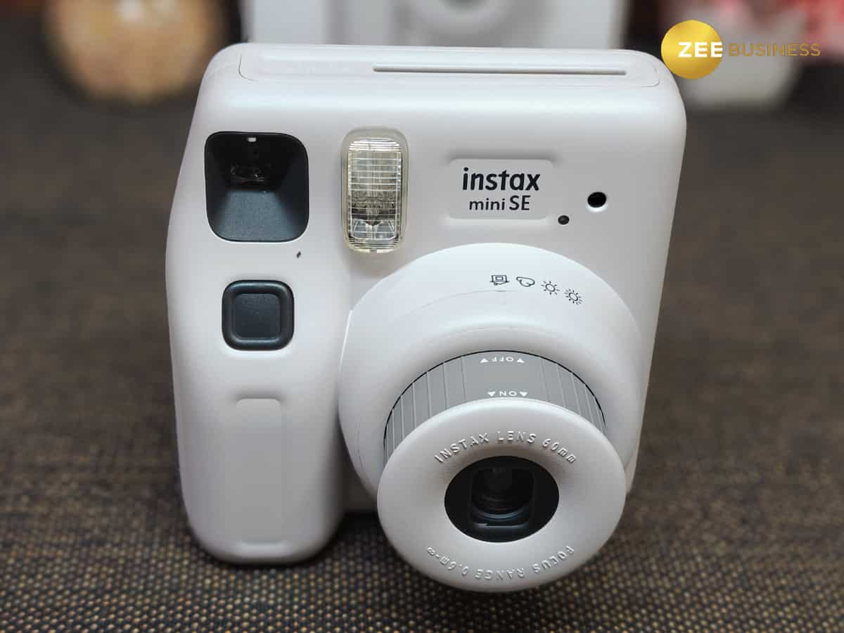 Fujifilm Instax Mini SE Review: Shooting range of 23.6 inches