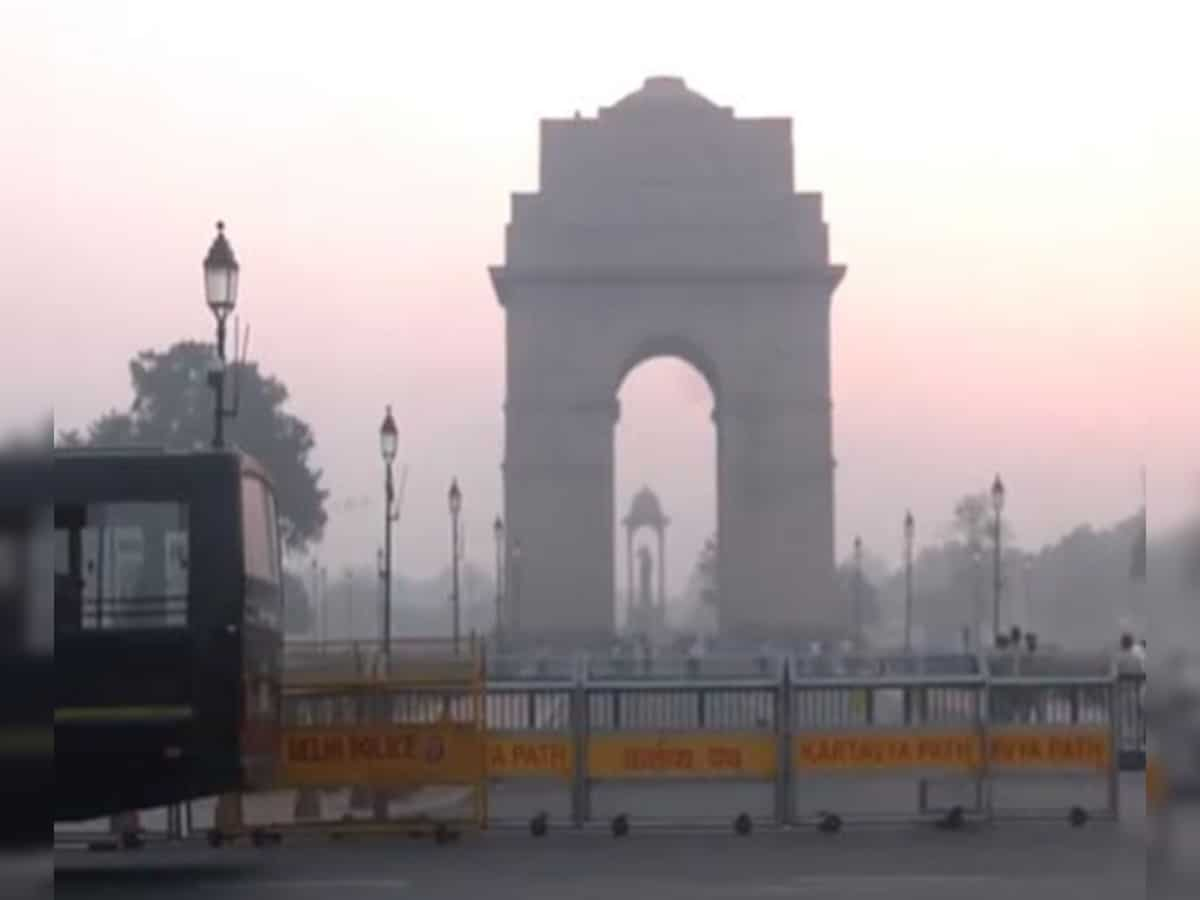 Weather Update: Delhi's air quality remains 'very poor', layer of smog over city 