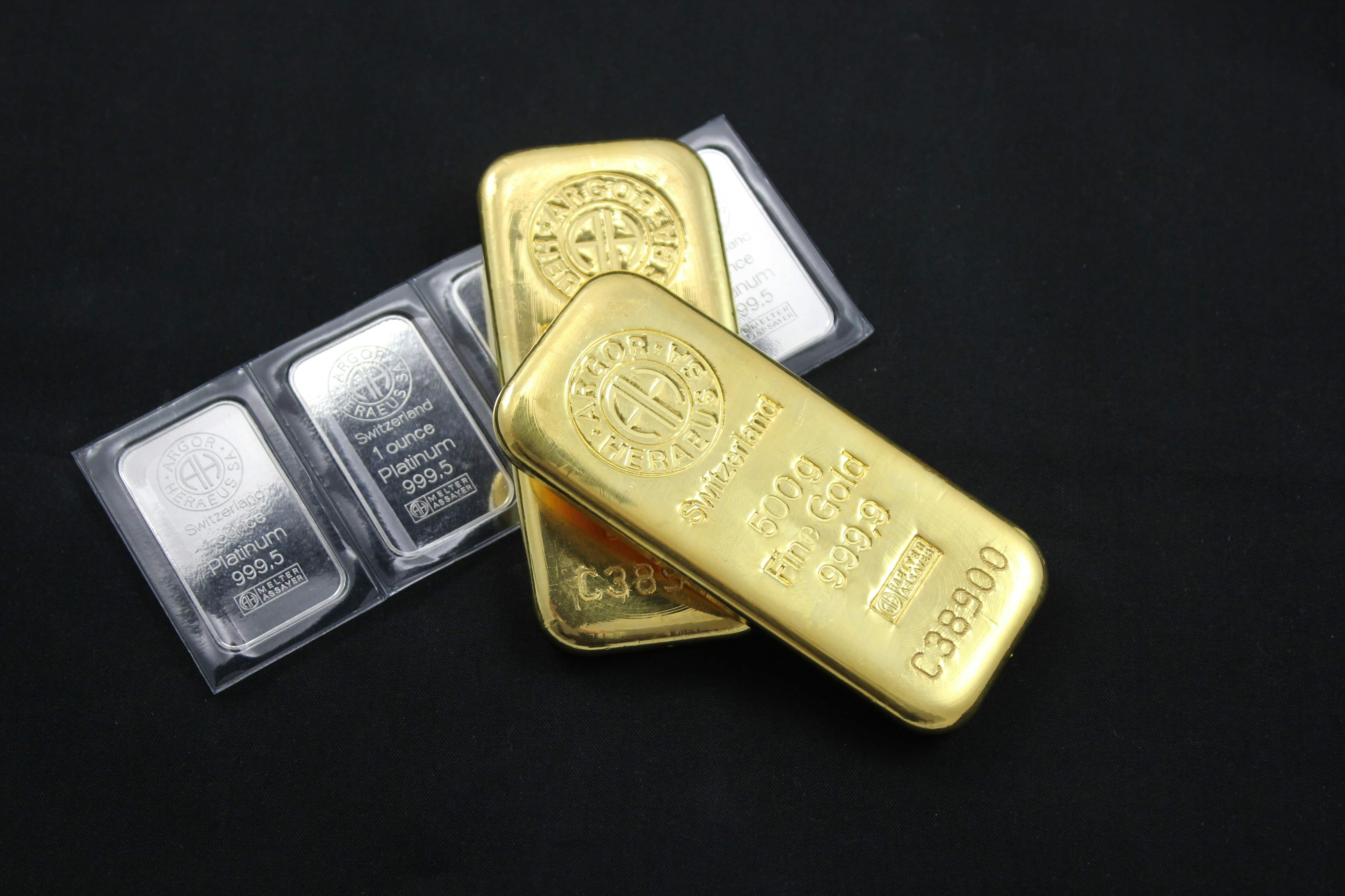 Gold prices slump 7% in international markets 