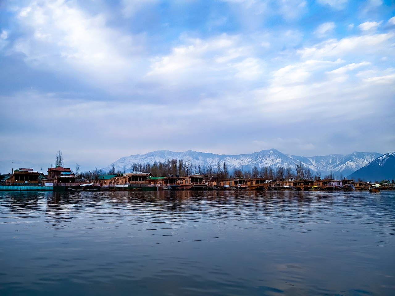 Srinagar experiences winter chill as minimum dips to