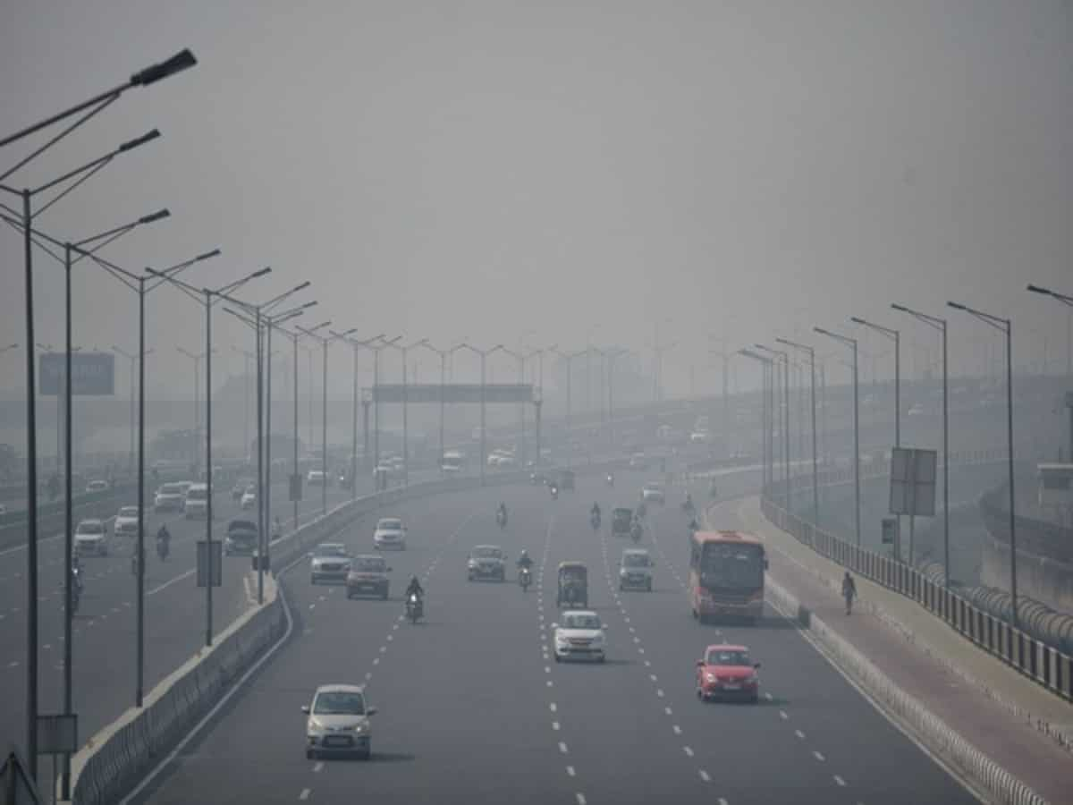 Delhi: Air quality improves from 'severe' to 'very poor', citizens complain of deteriorating health