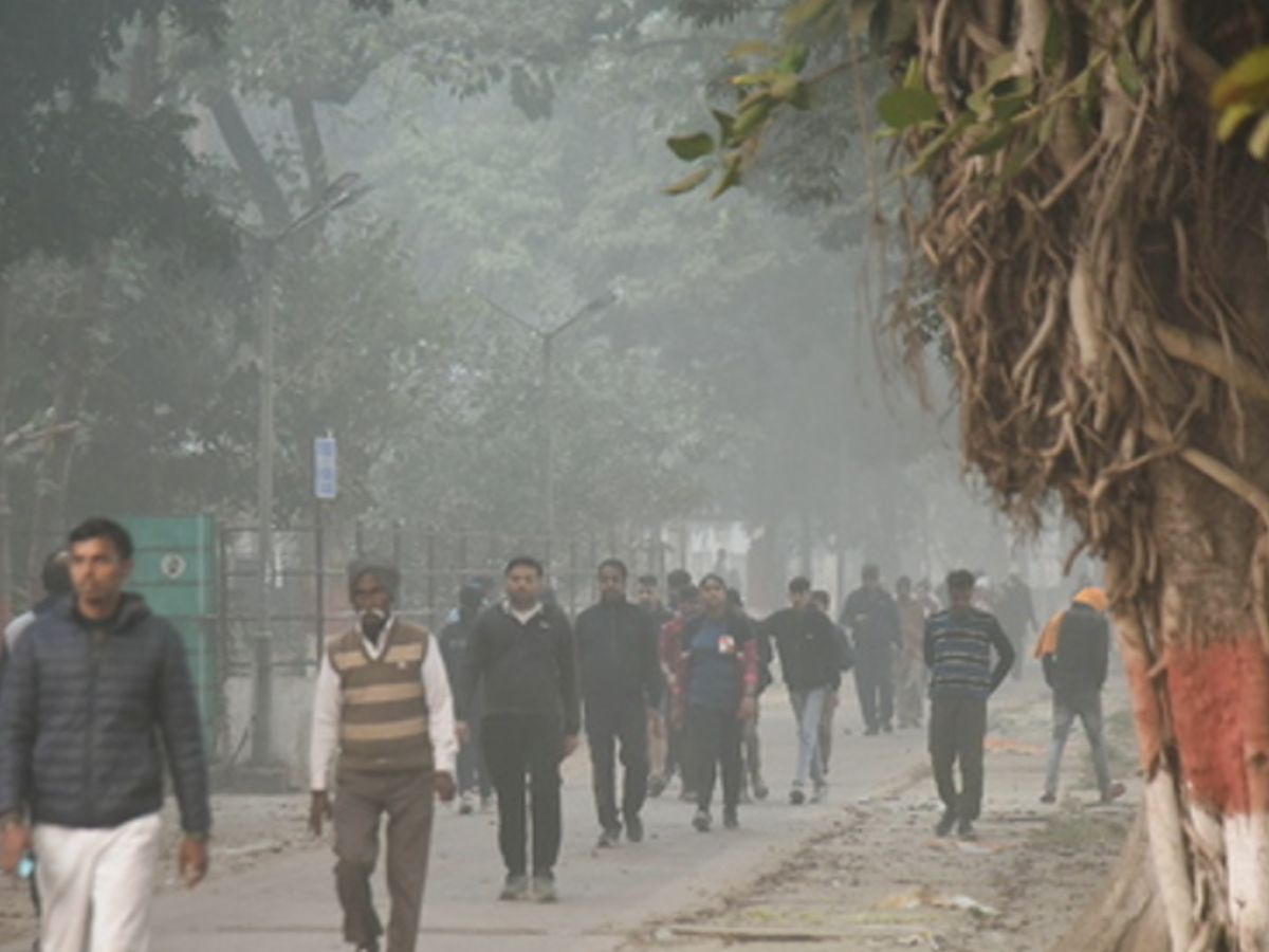 Air Pollution in Delhi: Air quality deteriorates, thick layer of haze continues
